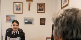 Provincia di Bologna, attenzione alle truffe online Carabiniere con donna anziani in caserma