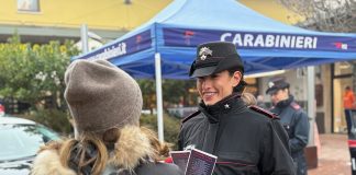 Carabiniere donna con numeri antitruffa