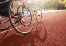 Bologna, la Giunta approva i voucher sport per i minori con disabilità o in condizioni di obesità o sovrappeso Sedia a rotelle su pista sport