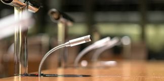 Imola, il consiglio comunale dell’11 dicembre si svolgerà nella frazione di Sasso Morelli Microfono in sala