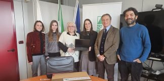 La Regione ER cede 28 dispositivi informatici al Tribunale per i Minorenni di Bologna per sostenere la digitalizzazione ER digitalizzazione consegna pc a Tribunale