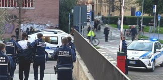 Bologna, 30enne denunciato per spaccio e resistenza a pubblico ufficiale dalla Polizia Locale Polizia Locale Bologna arresto spacciatore