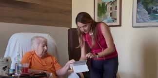 Anziana signora con giovane operatrice