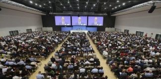 Pubblico a incontro di Testimoni di Geova