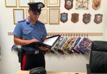 Carabiniere con pochette Chanel rubata
