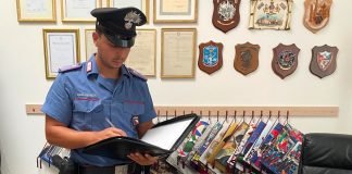 Carabiniere con pochette Chanel rubata